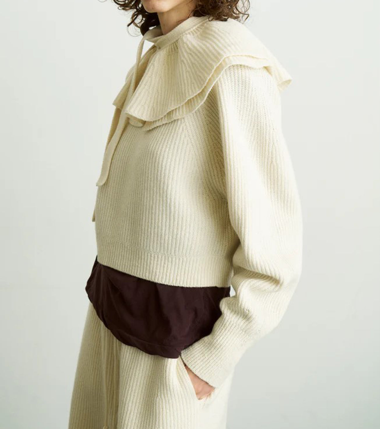 Unfil WOOLEN COTTON & EX.FINE LAMBS WOOL RIBBED-KNIT FRILL COLLAR, Off White