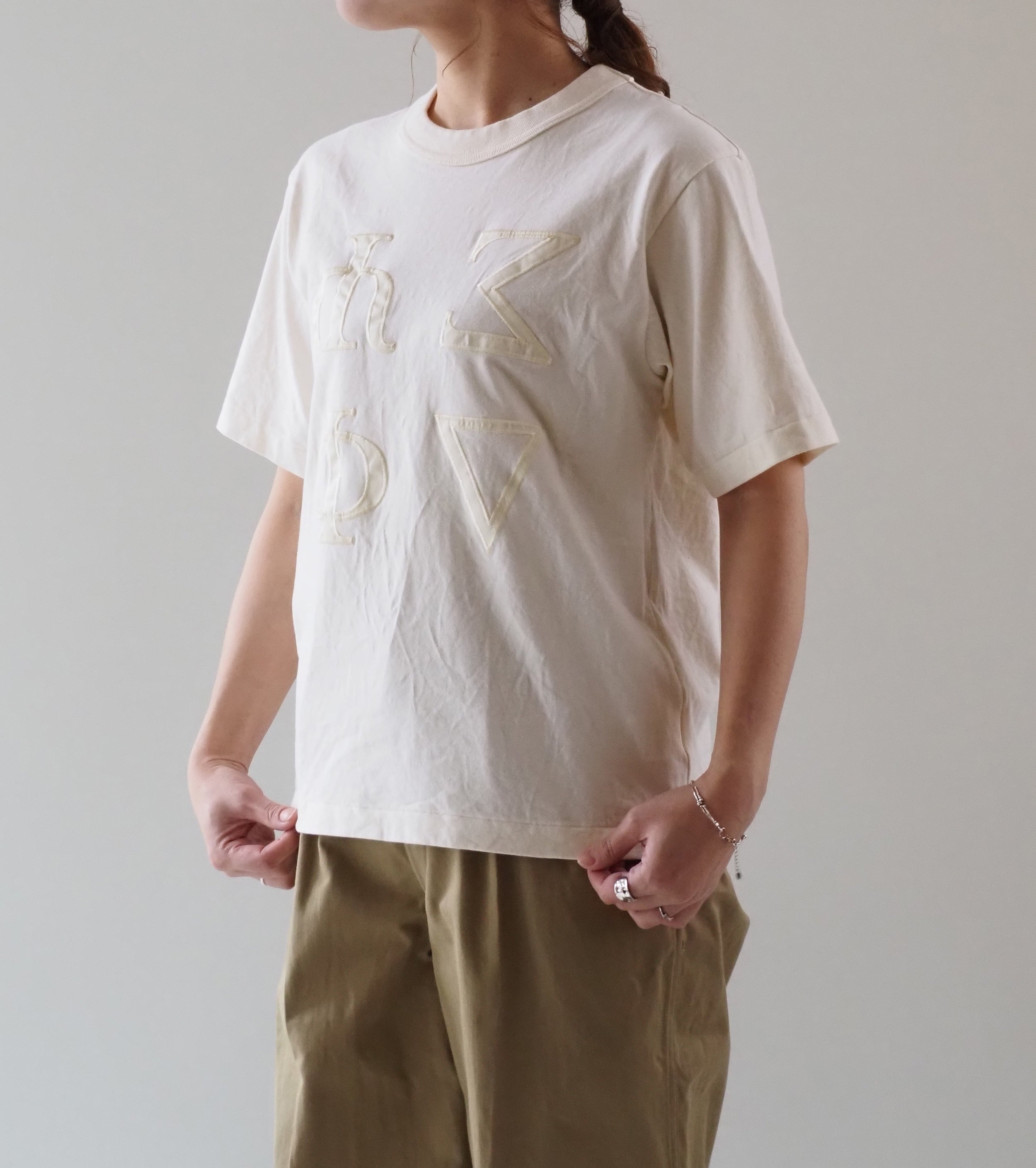 blurhms ROOT STOCK Fictional-Fraternity 88/12 パッチ ティー スタンダード , Ivory × White