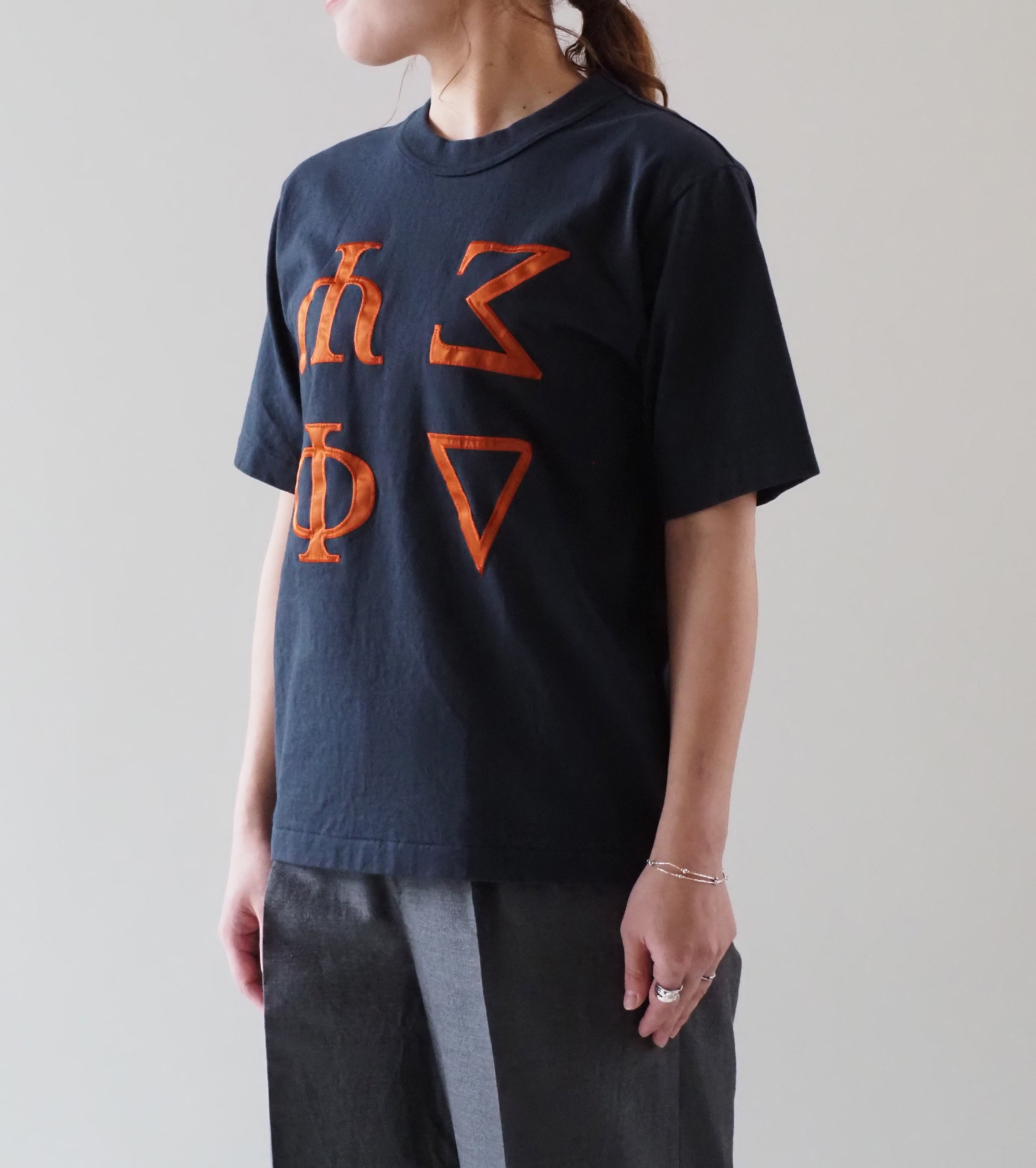 blurhms ROOT STOCK Fictional-Fraternity 88/12 パッチ ティー スタンダード , Night Black × Orange