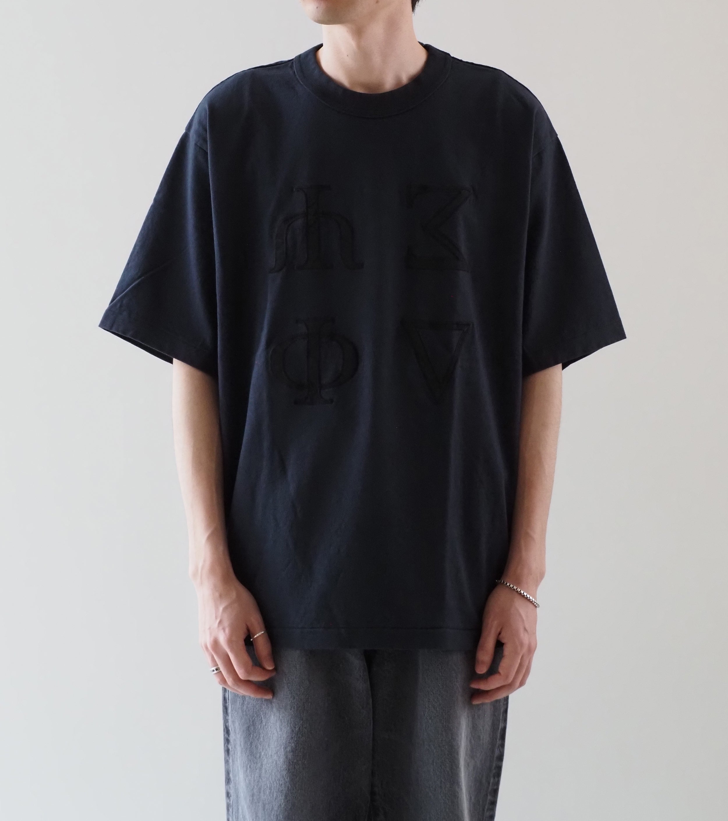 blurhms ROOT STOCK Fictional-Fraternity 88/12 パッチ ティー ワイド , Night Black × Black