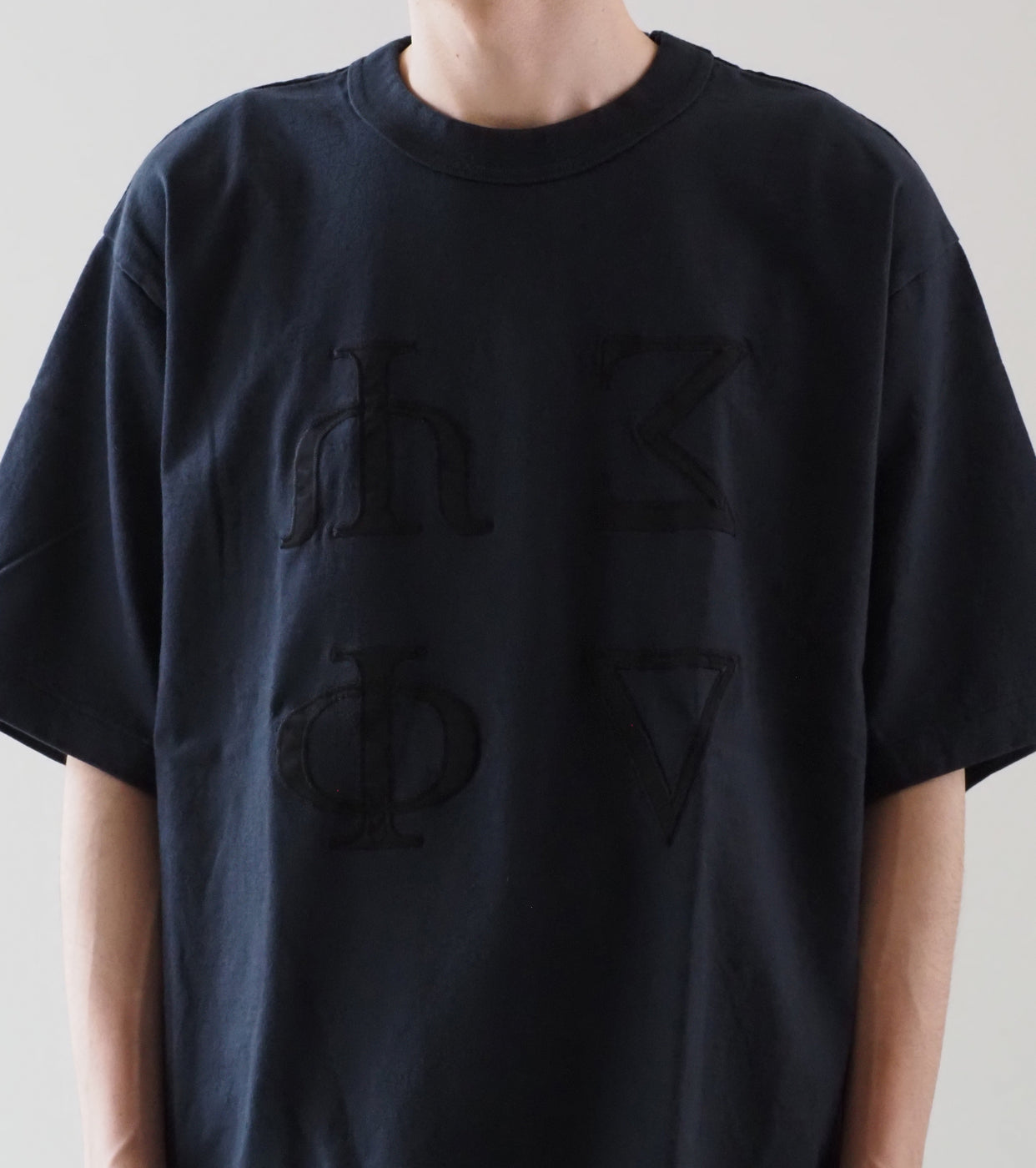 blurhms ROOT STOCK Fictional-Fraternity 88/12 パッチ ティー ワイド , Night Black × Black