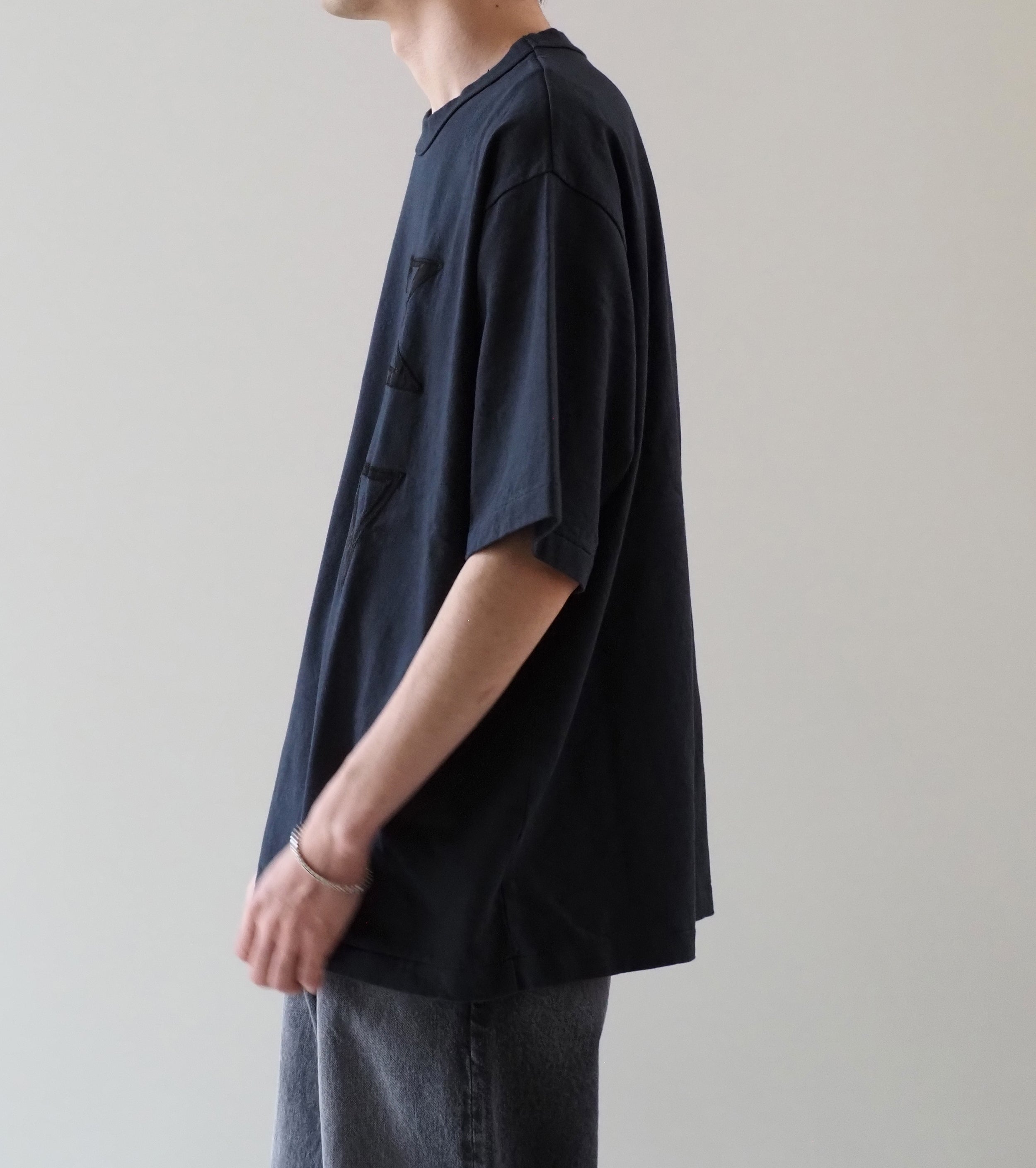 blurhms ROOT STOCK Fictional-Fraternity 88/12 パッチ ティー ワイド , Night Black × Black