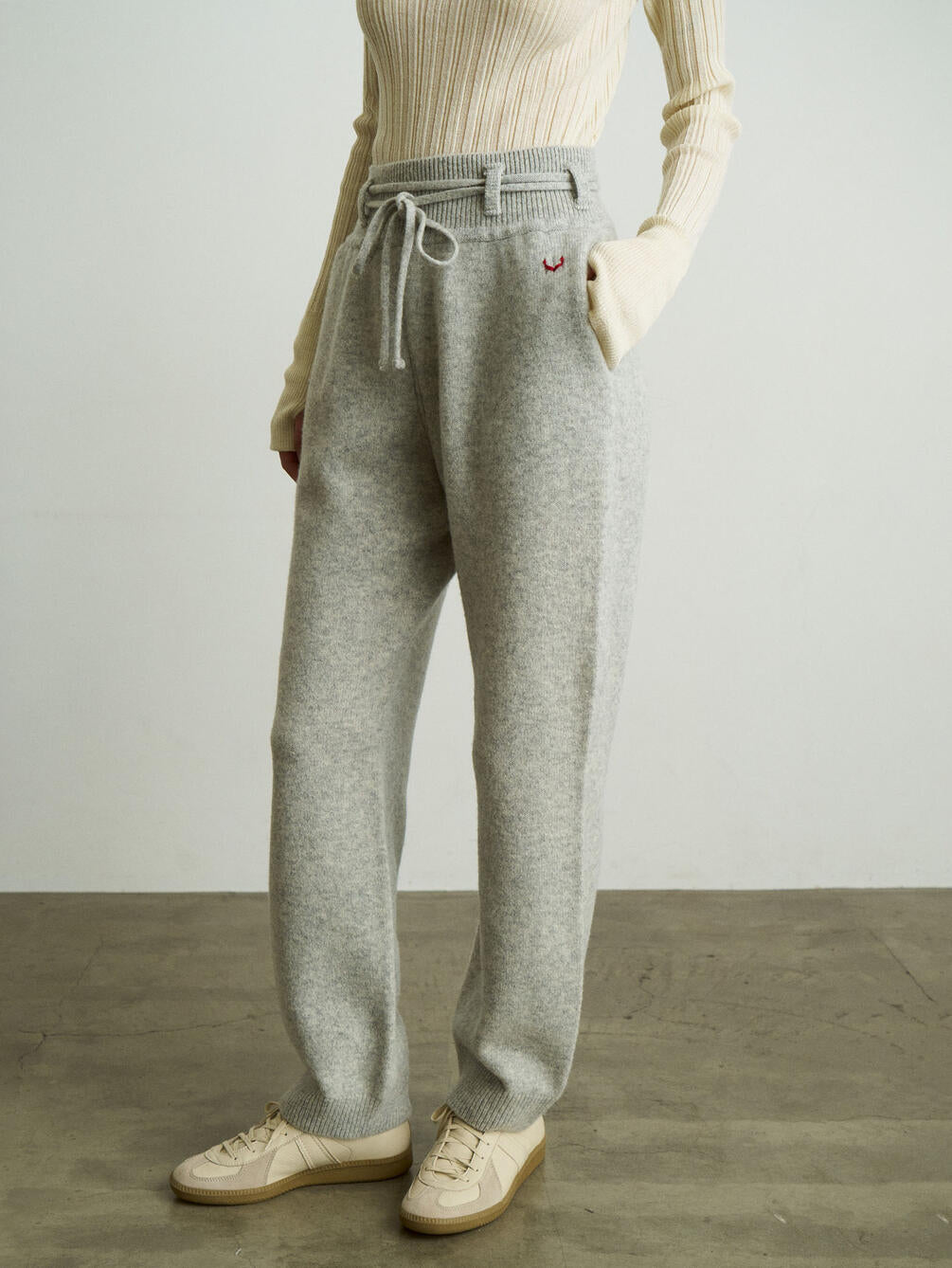 Unfil FINE LAMBS WOOL BELTED PANTS, Light Grey